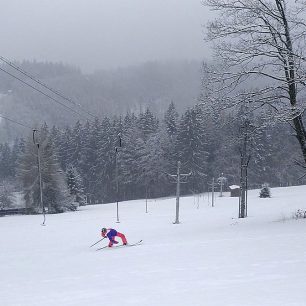 Trénuji záklony na lyžích při jízdě pod stojící pomou