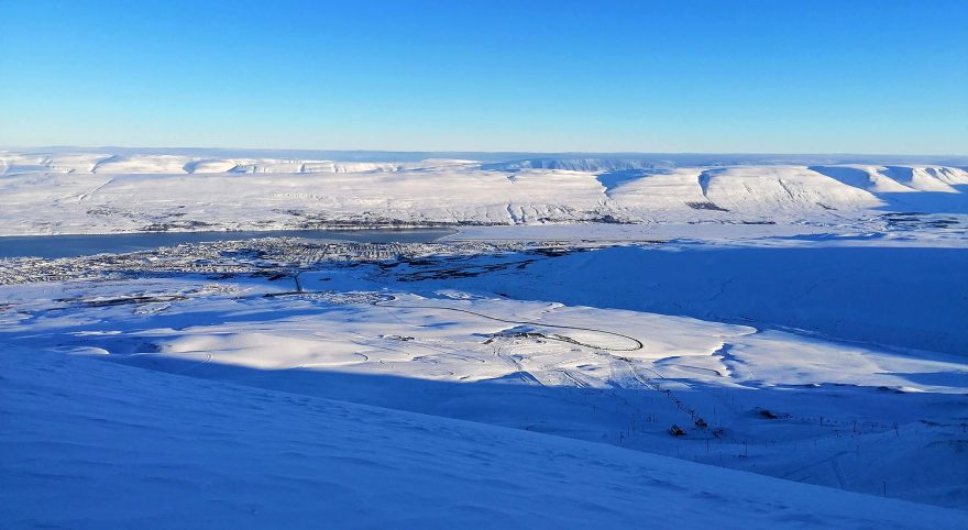 Zasněžené kopečky nad městem Akureyri