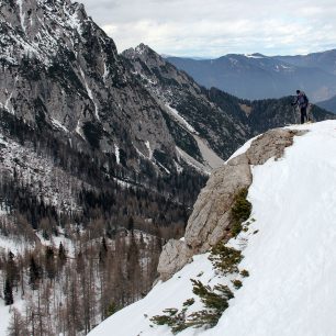 Na hraně svahu z vrcholu Vršič (1737 m)