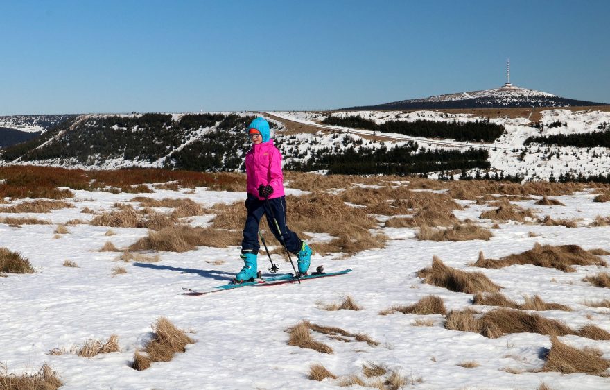 Po hřebenu od horní nádrže přečerpávací elektrárny v Jeseníkách