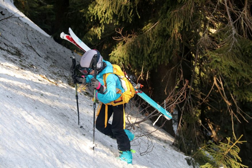 Pěšky strmým lesem do kopce někde v České republice