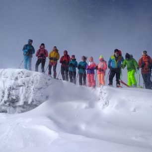 Naše skimokids skupina vylepšená o rodiče na vrcholu Keprníku