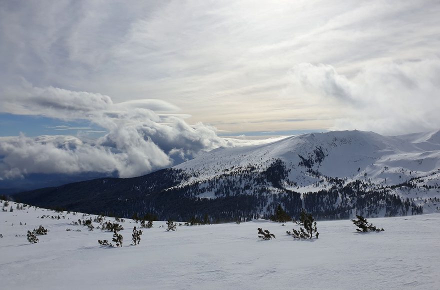 Mraky se valí přes hřeben v pohoří Pirin