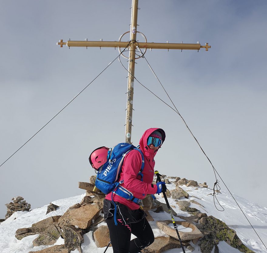 Pózuji u vrcholového kříže na Bezbogu