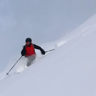 S dvoudílnými holemi v hlubokém prašanu