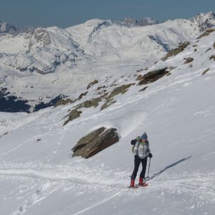 S dvoudílnými holemi při výstupu na Pischahorn nad Davosem