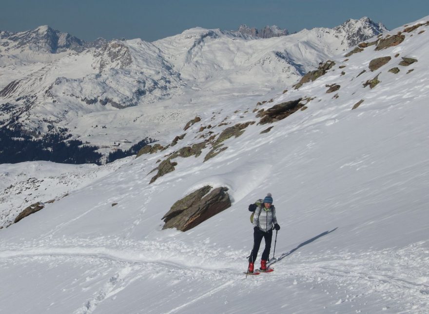 S dvoudílnými holemi při výstupu na Pischahorn nad Davosem