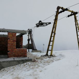 Nefunkční lanovka ve středisku Sinaia, zde se modernizace asi moc neřeší
