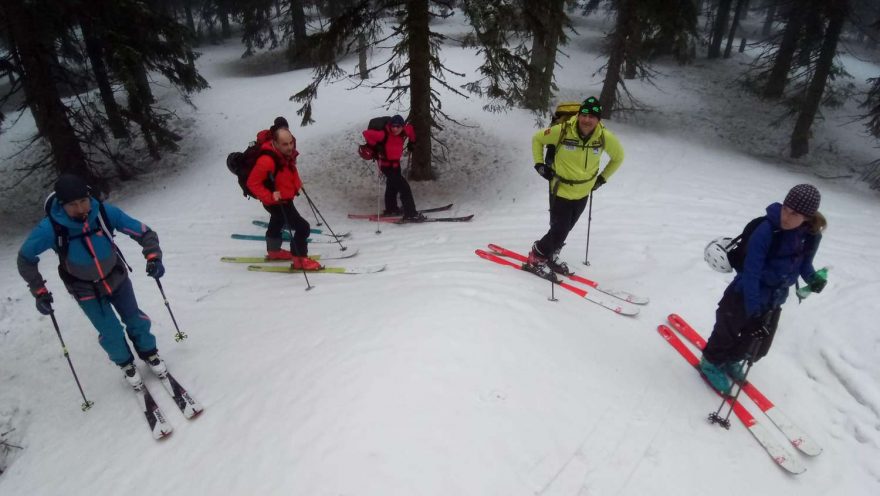Se zdravící skupinkou na sněhu v České republice