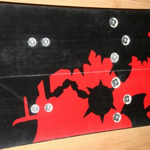 Děrovaná skluznice podomácky vyrobeného splitboardu