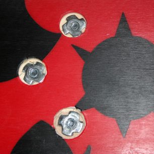 Detail samoblokovacích matek ve skluznici