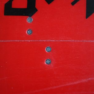 Fixační šroubky jednoho ze spojovacích dílů splitboardu