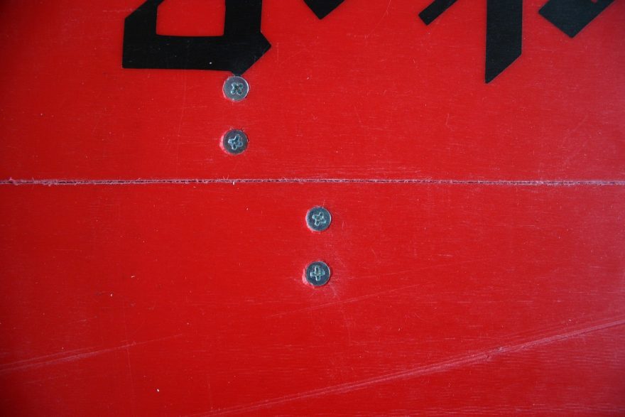 Fixační šroubky jednoho ze spojovacích dílů splitboardu