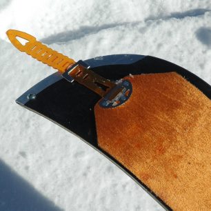 Detail jednoho z možných uchycení tuleních pásů na splitboardu