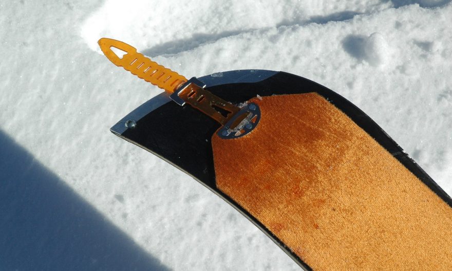 Detail jednoho z možných uchycení tuleních pásů na splitboardu