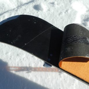 Detail zářezu v zakončení splitboardu a spojovacího dílu