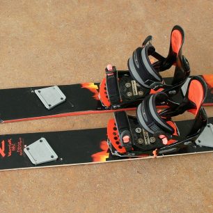 Podomácku vyrobený splitboard připravený pro výstup