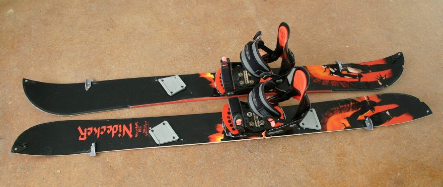 Podomácku vyrobený splitboard připravený pro výstup