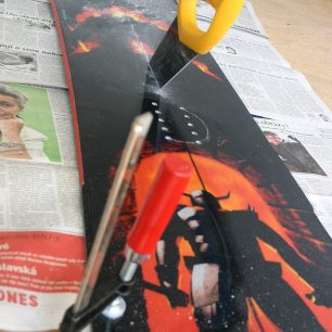 Ruční řezání snowboardu pro výrobu splitboardu