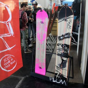 Splitboardové řešení italské firmy Plum s dívčí růžovou variantou