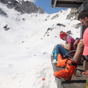 Dokonalý relax u Rifugio Gilberti s výhledem na sedlo Sella Bila Pec
