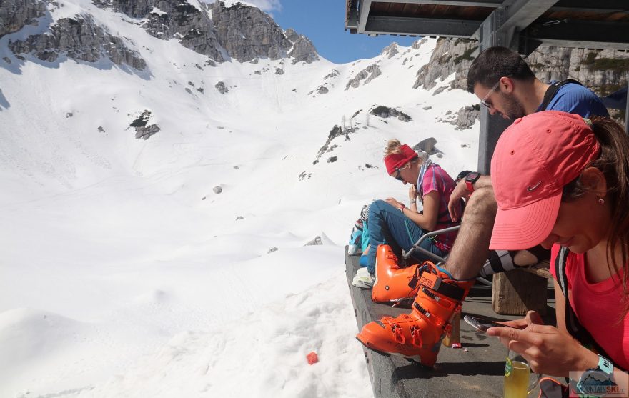 Dokonalý relax u Rifugio Gilberti s výhledem na sedlo Sella Bila Pec