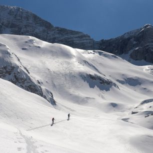 Stoupání severními svahy pod hraniční hřeben mezi Itálií a Slovinskem