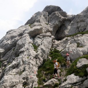Sestup z vrcholu Snjeznik (1505 m) v NP Veliki Risnjak v Chorvatsku