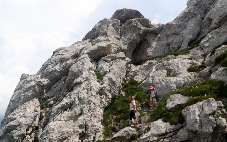 Sestup z vrcholu Snjeznik (1505 m) v NP Veliki Risnjak v Chorvatsku