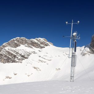Výhled přes meteostanici do sedla Sella Ursic (2280 m)