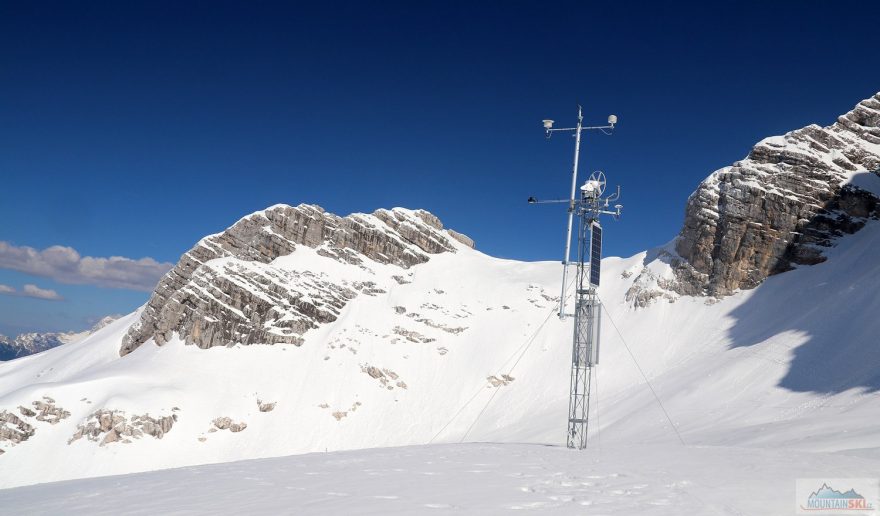 Výhled přes meteostanici do sedla Sella Ursic (2280 m)