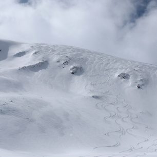 Volba středních oblouků způsobila, že se občas překřížily stopy