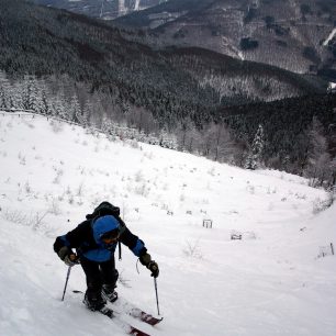 Výstup bývalou sjezdovkou Velký sever na Lysé hoře (1323 m) v Beskydech v roce 2005 - jeden z prvních splitboardů v České republice