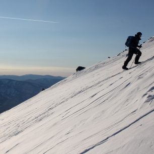 Přímý výstup na splitboardu na jeden ze sibiřských vrcholů s použitím podpatěnek