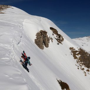 Se splitboardem na batohu do sedla pod Bakardan (2704 m) v makedonském pohoří Šar planina