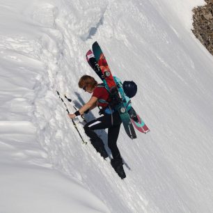 Kousek pod hranou hřebene při výstupu do sedla pod Bakardan (2704 m) v makedonském pohoří Šar planina