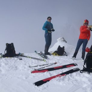 Na vrcholu Hvoinati se zamlženým výhledem na nejvyšší Vihren (2914 m)