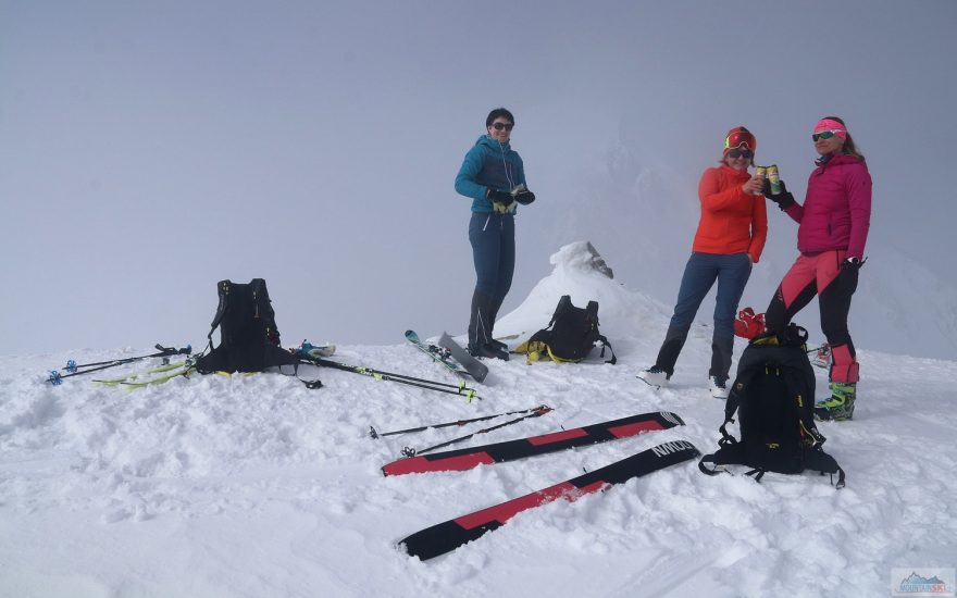 Na vrcholu Hvoinati se zamlženým výhledem na nejvyšší Vihren (2914 m)