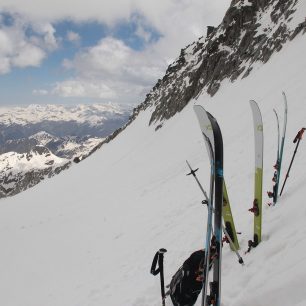 Ski depot ve spodní části kuloáru