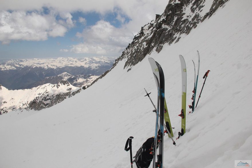 Ski depot ve spodní části kuloáru