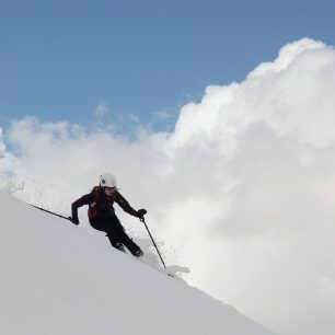Sjezd z Pico de Maladeta v jarním měkkém sněhu