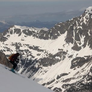 Sjezd z Pico de Maladeta kus nad chatou La Renclosa