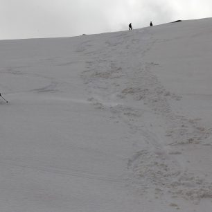 Koncem dubna a v květnu mohou být níže položené svahy sluncem natolik rozměklé, že stačí i malé zatížení k uvolnění splazů a malých lavin z těžkého mokrého sněhu