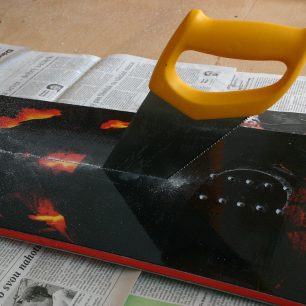 Ruční rozřezávání snowboardu na splitboard