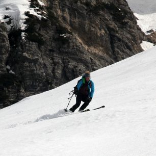 Široká sjezdovka pod žlabem vedoucí k potočnímu zářezu