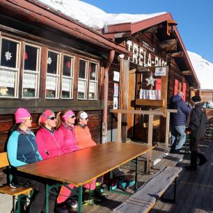 Pohoda na terase restaurace ve Strelapassu