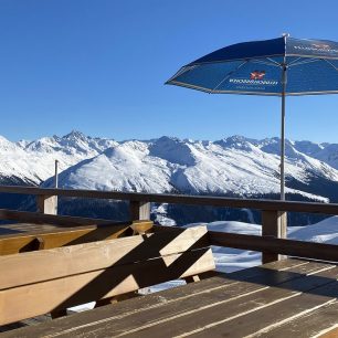 Terasa ve Strela passu s výhledem na Davos a Jakobshorn