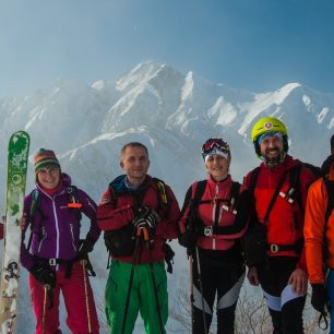 Skialpinistická skupina plně vybavená lavinovými batohy na japonském ostrově Hokkaidó