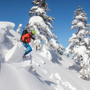 S lavinovým batohem Pieps na jedné z mnoha japonských sopek na začátku sjezdu s trháním převějí