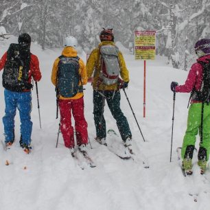 Lavinovými batohy vybavená skupinka skialpinistů na japonském ostrově Honšú
